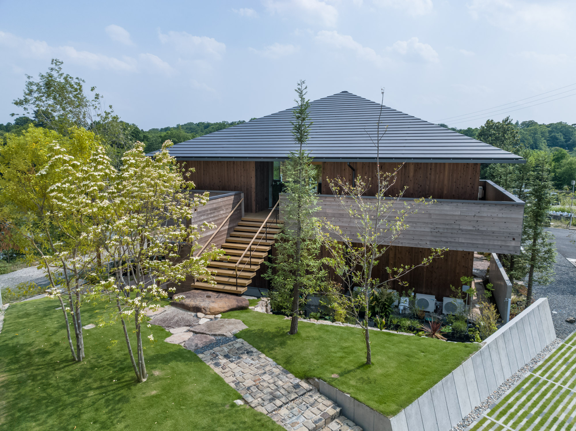 庭と住まいがつながる心地よさを感じる兼用住宅の設計