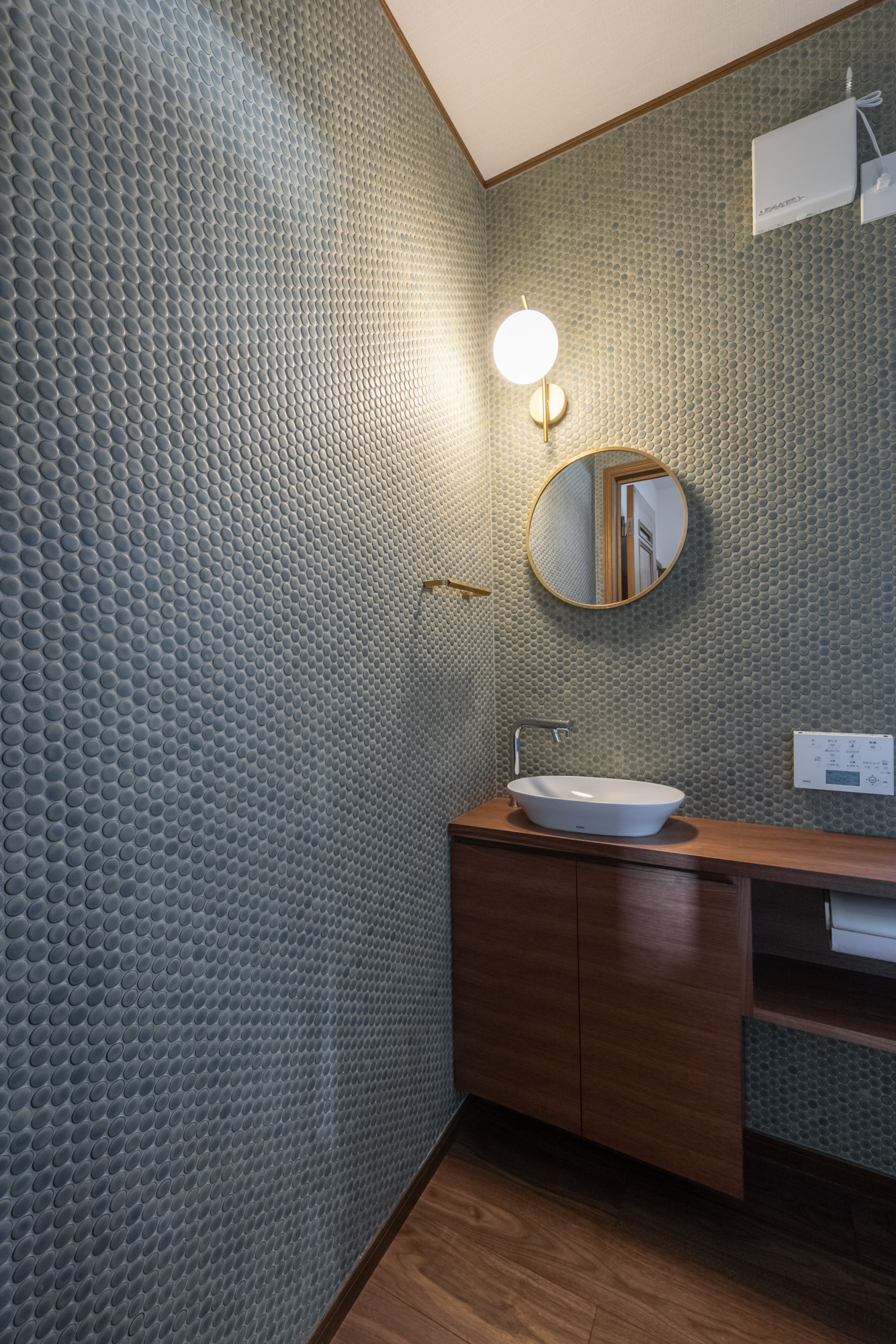 タイルと木で整える、静かなトイレ空間