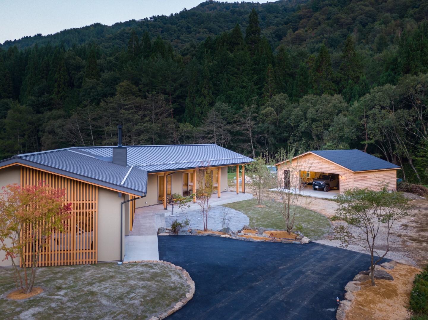 岐阜の山あいに佇む平屋の木造住宅