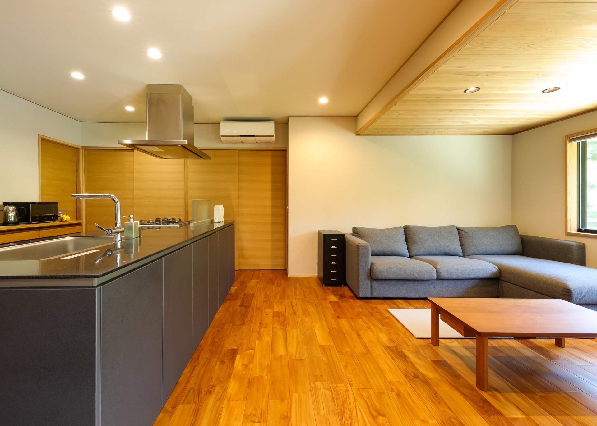 築150年の住まいをリノベーション。古材の魅力と現代の暮らしをつなぐ対話型キッチン