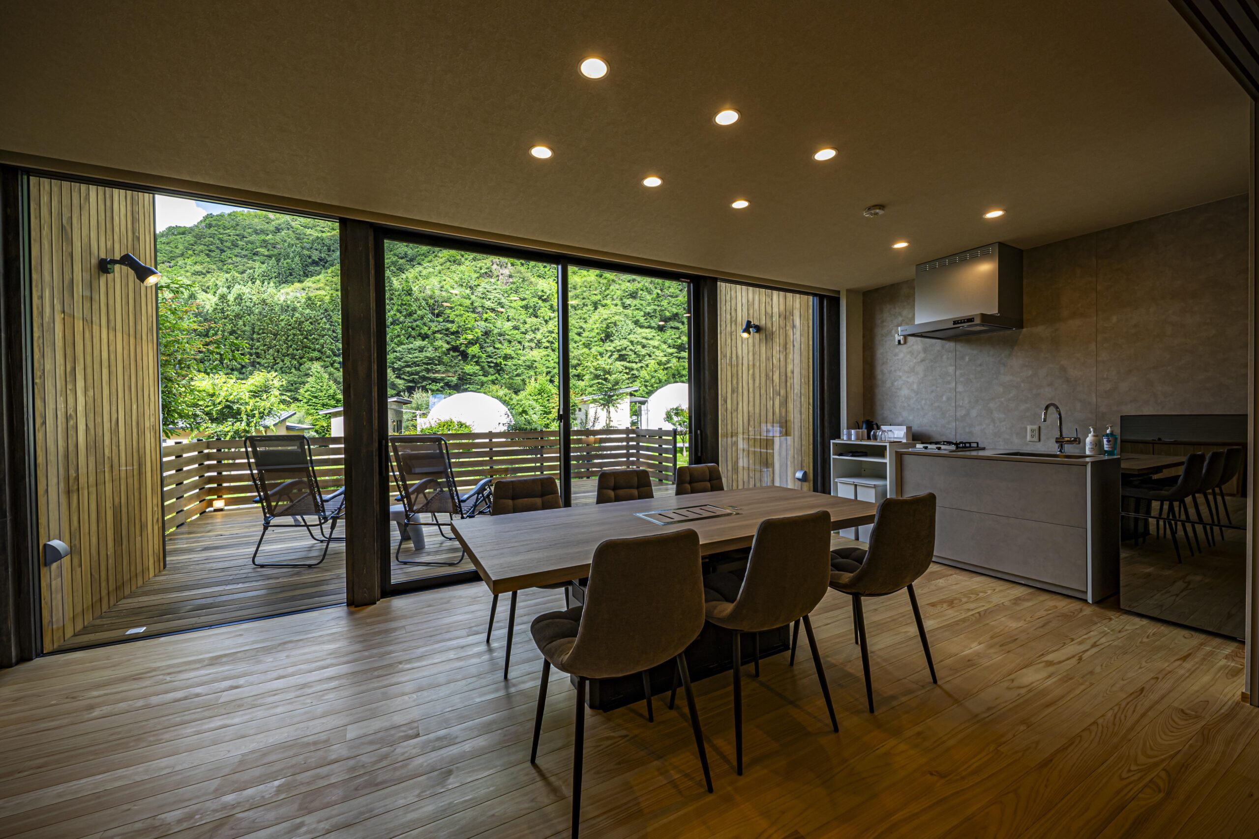 木の質感と開放感を楽しむ滞在型ヴィラの設計