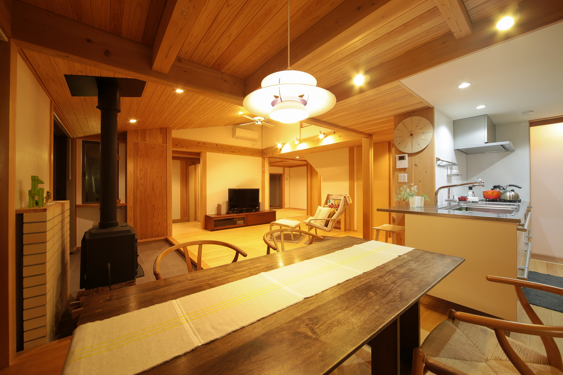 土間と薪ストーブがつなぐ暮らしの中心となるLDK