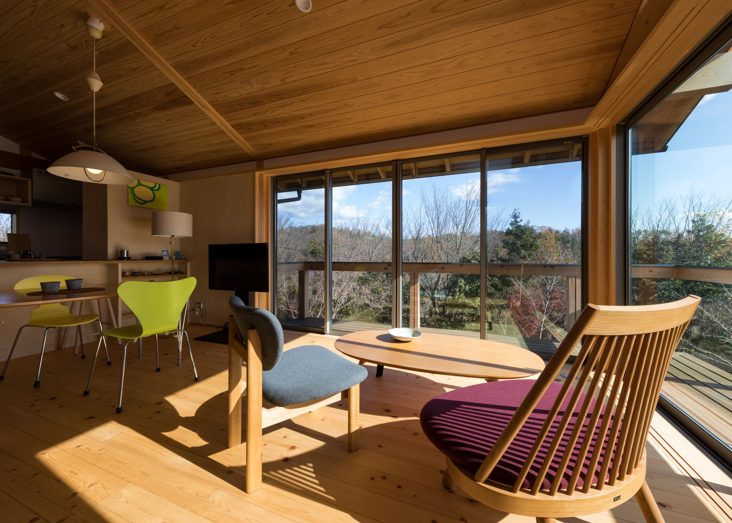 景色を取り込む、2階LDKの木の住まい