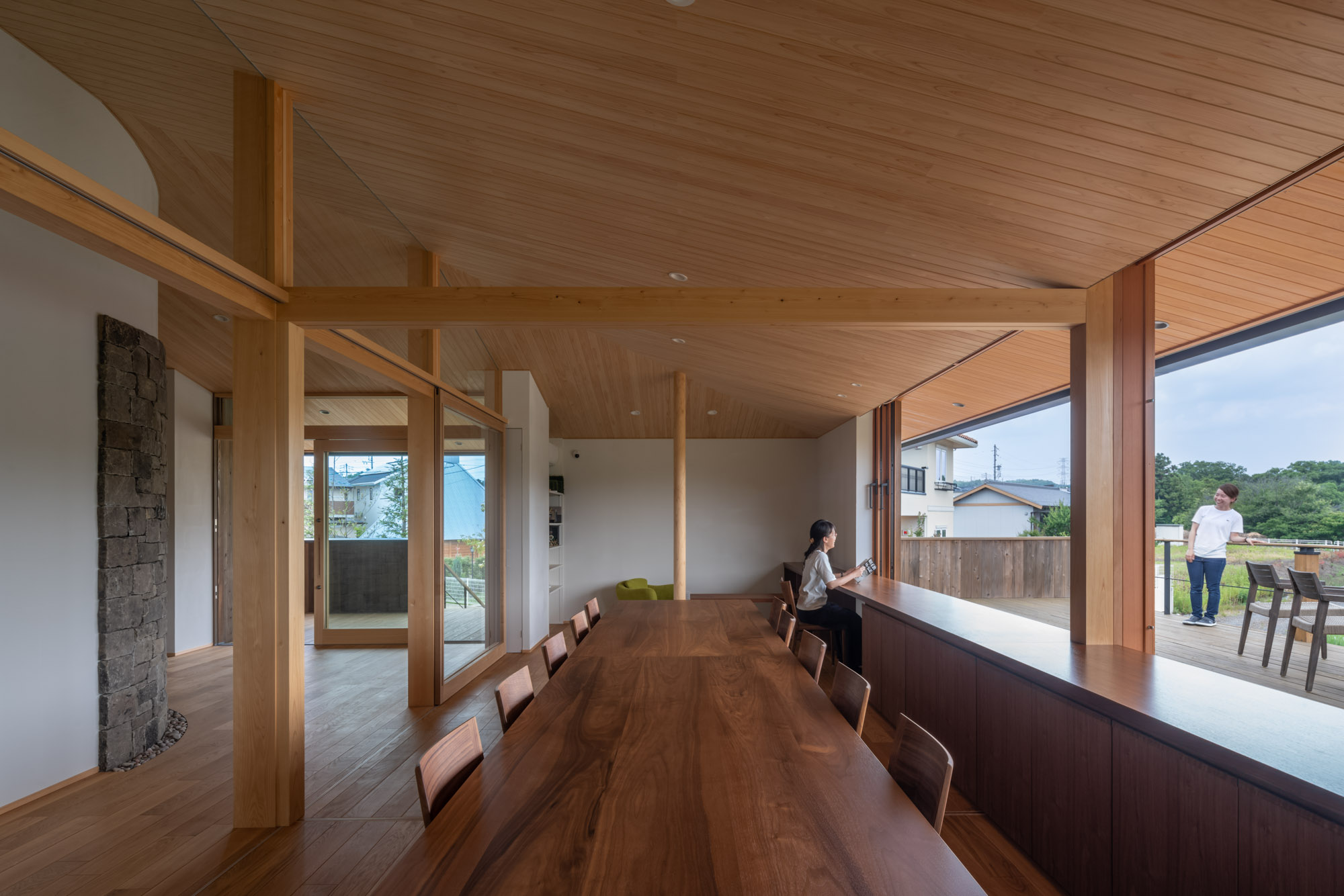 仕事と住まいを分けながらつなぐ木の打ち合わせ空間