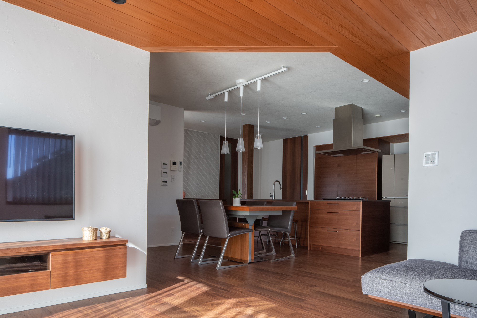 天井と床から整える、木の質感が活きるリフォーム