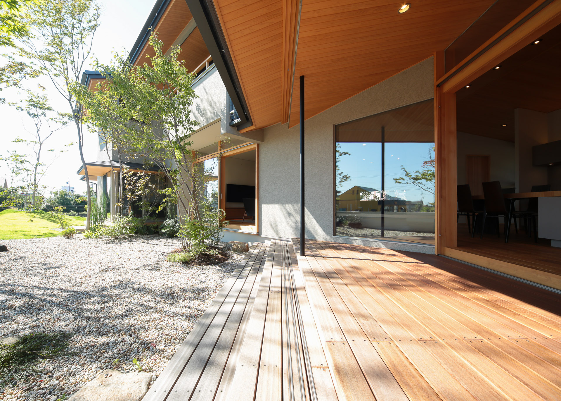 深い軒と木格子がつくる、外とつながる暮らし