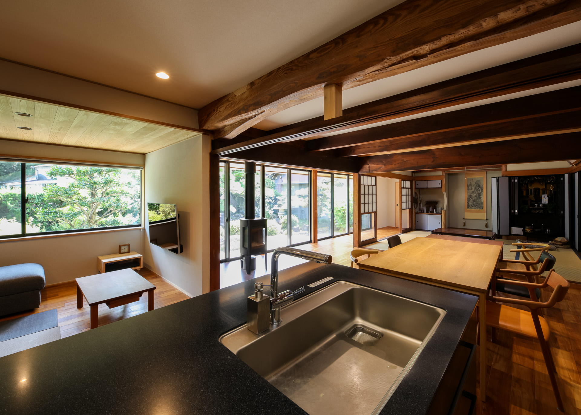 古民家を活かしたアイランドキッチン中心の暮らし